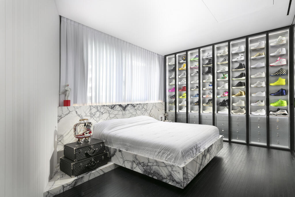 A sneaker collection displayed behind glass (Photo: Elad Gonen) דירה אולטרה מודרנית במגדל תל אביבי, עיצוב: אורון מילשטיין