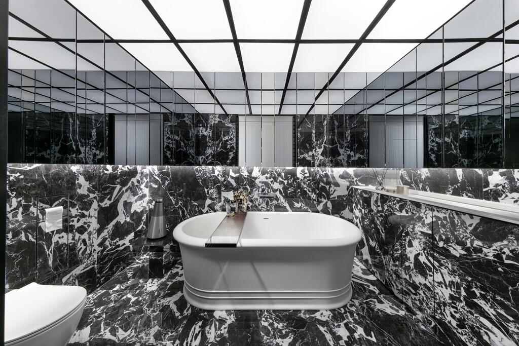 A bathtub and a play on optical illusions (Photo: Elad Gonen) דירה אולטרה מודרנית במגדל תל אביבי, עיצוב: אורון מילשטיין