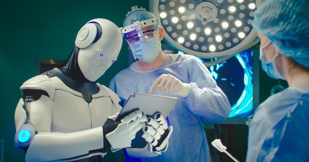 Will humanoids replace surgeons in the future? (Photo: shutterstock) רובוט דמוי אדם בחדר הניתוח