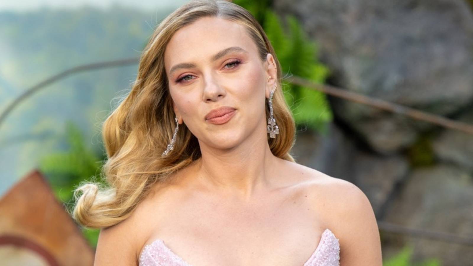 Scarlett Johansson's (Very) R-Rated 108-Minute Sci-Fi Thriller Is Being Cut From Netflix