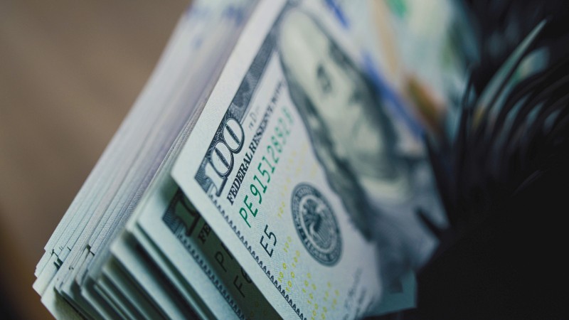 FX Daily: Dollar holds gains as geopolitics heats up | articles