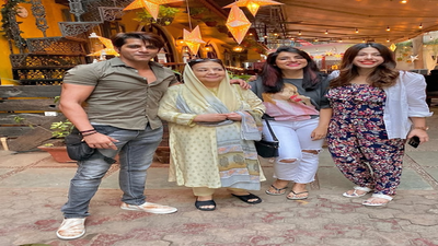 Simple Kaul shares fun moments with 'Shararat' team Karanvir Bohra, Farida Jalal, Shruti Seth, Adittie Malik