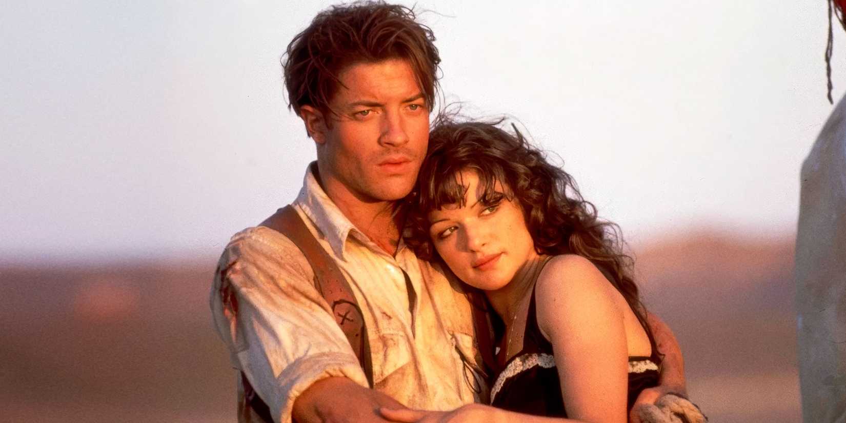 Brendan Fraser and Rachel Weisz embracing in The Mummy
