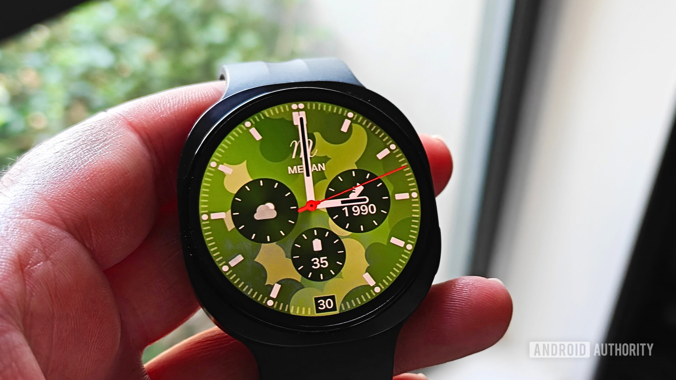 the premium analogue watch face on a galaxy watch 9 the premium analogue watch face on a galaxy watch 9
