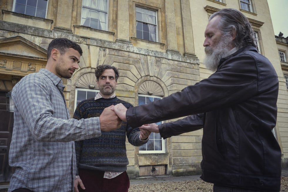 Theo James, Daniel Ings, Pearce Quigley, The Gentlemen theo james, daniel ings, pearce quigley, holding hands in a still from the gentlemen