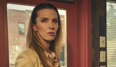 'The Lowdown' star Betty Gilpin seeks out 'anti-algorithm' projects : NPR
