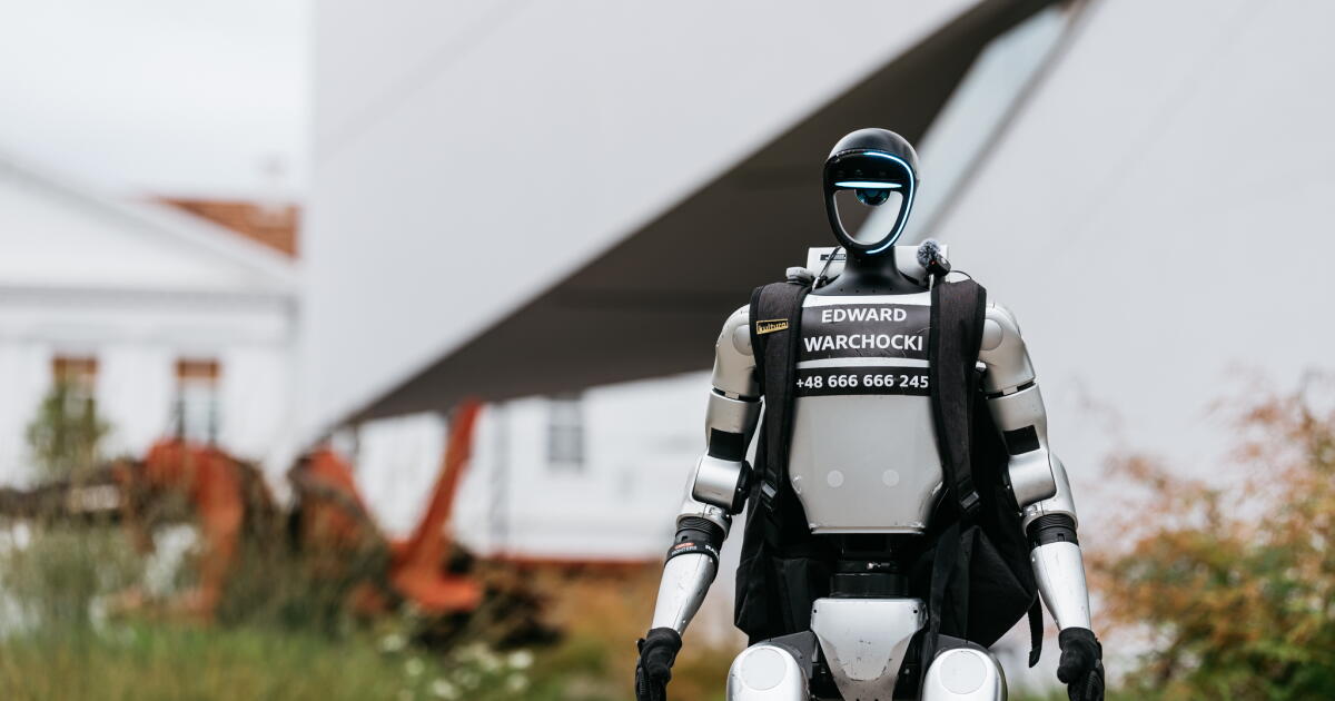 Viral boar-chasing robot visits Lithuanian AI exhibit