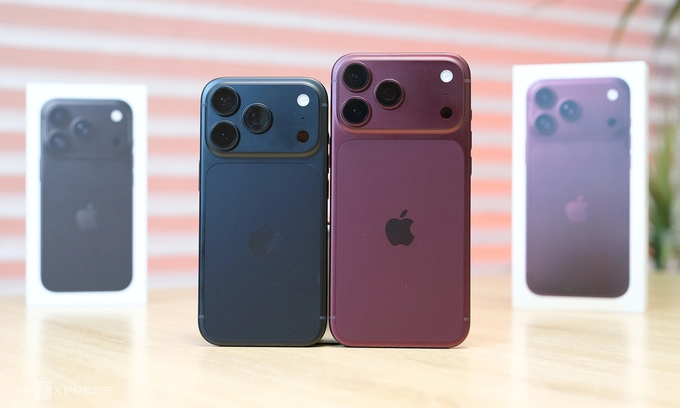 Apples iPhone 18 Pro (L) and 18 Pro Max. Photo by VnExpress/Tuan Hung