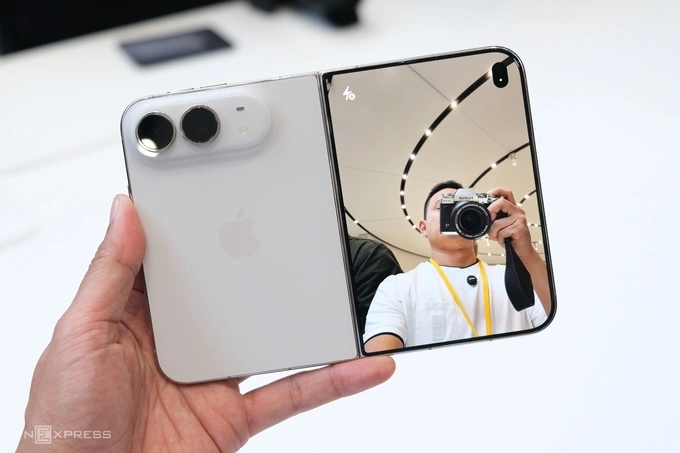 A Star White iPhone Duo unveiled at an event at Apple Park in California on Sept. 9, 2026. Photo by VnExpress/Tuan Hung