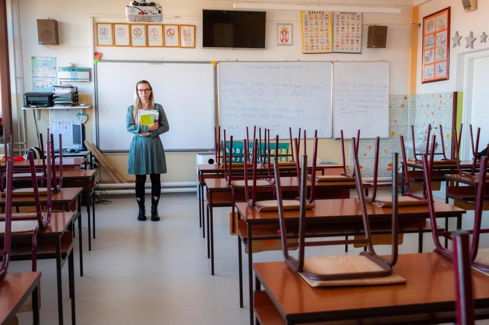 the teacher came to the classroom and saw that the students had run away from the class