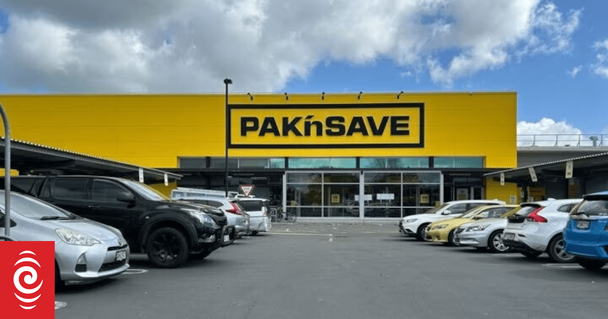 Danny Livingstone shoots dog in Hamilton supermarket carpark