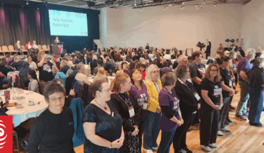 Nurses turn their backs on Health Minister during speech
