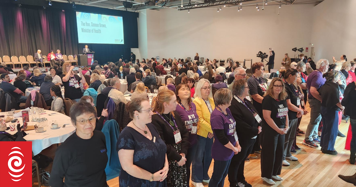 Nurses turn their backs on Health Minister during speech