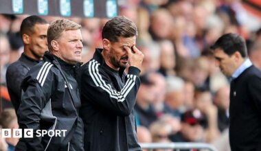 Eddie Howe with assistant Jason Tindall during the Premier League match between Bournemouth and Newcastle United at the Vitality Stadium on 21 September, 2025