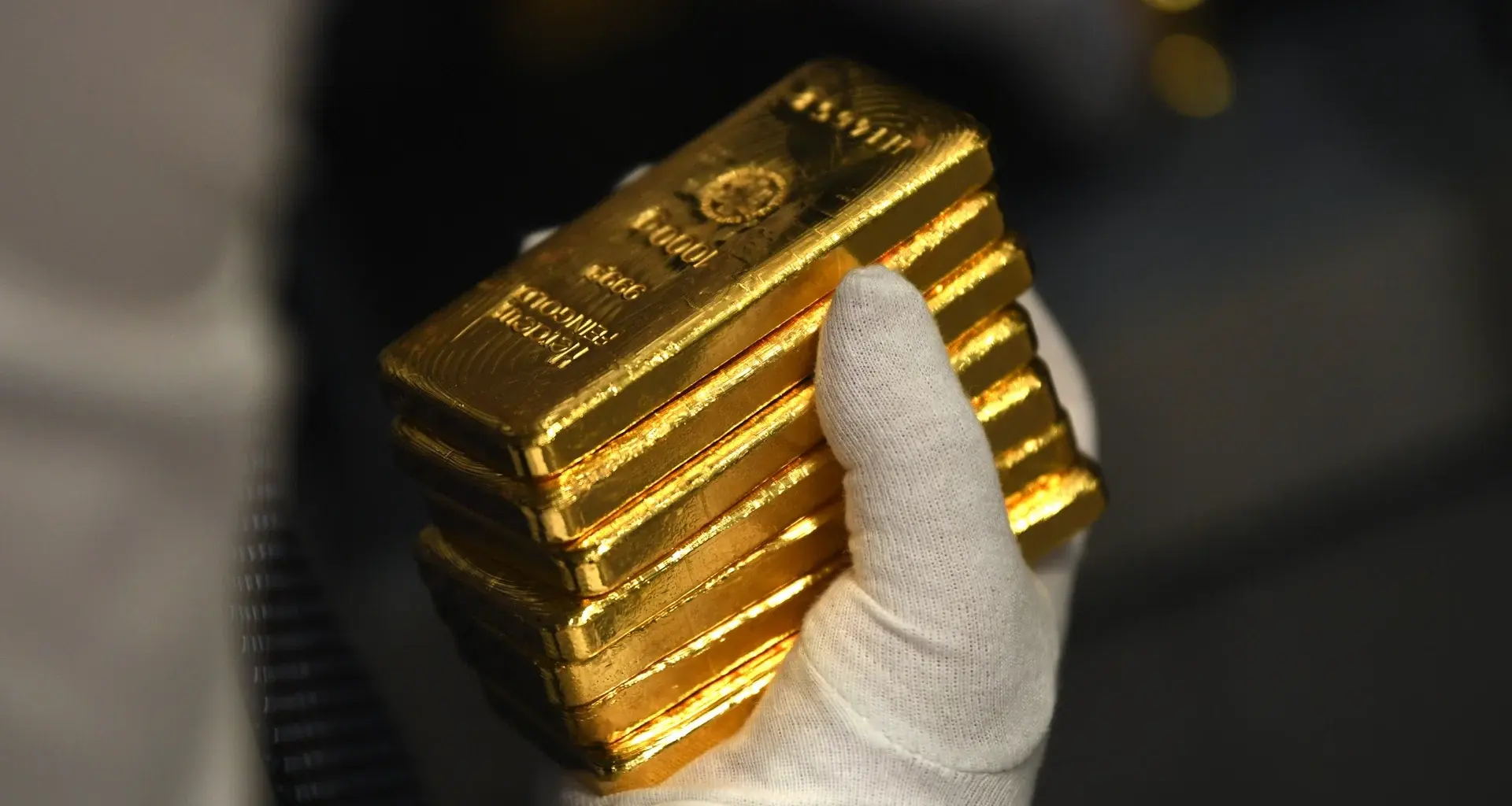 Gold holds firm near record high as markets eye Fed policy signals