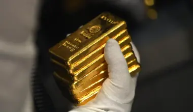 Gold holds firm near record high as markets eye Fed policy signals
