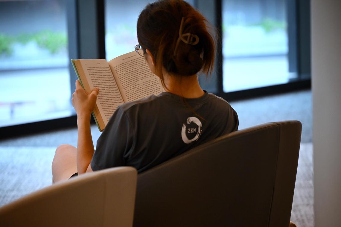 ST20250820_202555200620 Kua Chee Siong/ pixgeneric/ Generic pix of a patron reading at the Punggol Regional Library, on Aug 20, 2025.