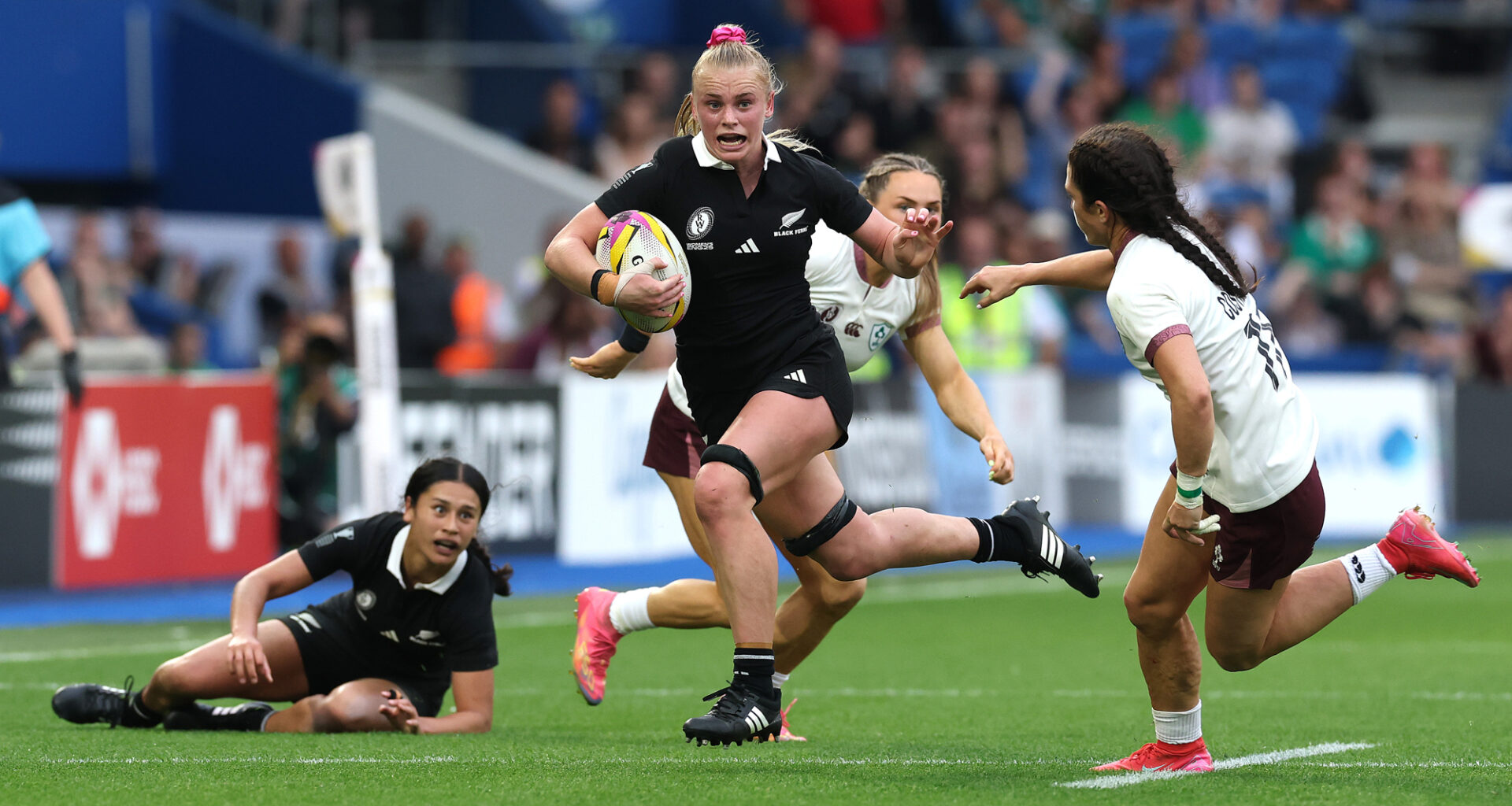 New Zealand's Jorja Miller runs past Ireland players during the 2025 Women’s Rugby World Cup pool match