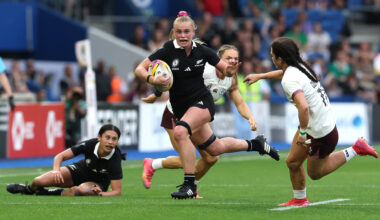 New Zealand's Jorja Miller runs past Ireland players during the 2025 Women’s Rugby World Cup pool match