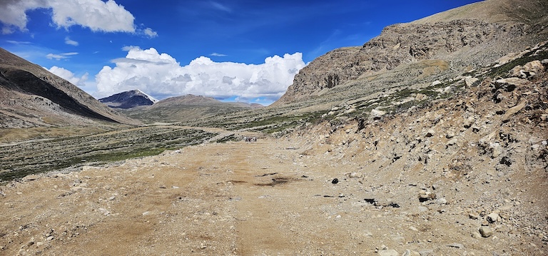 The Gyau–Shiva Kund road. Geraldine Werhahn / Himalayan Wolves Project
