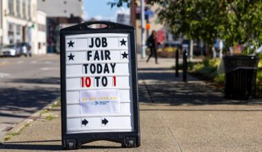Consumers' economic outlook falls to lowest level since May