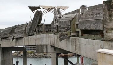 Protestors battle Wgtn council over City to Sea bridge demolition plans