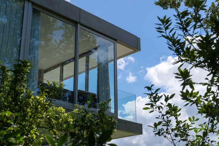 Sea Wall House, on Marine Parade, in Auckland's Herne Bay, was sold for more than $8.1m above its RV. Photo /  George McNabb