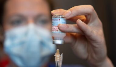 Some Albertans frustrated, Health Link overwhelmed as COVID-19 shots roll out to general public