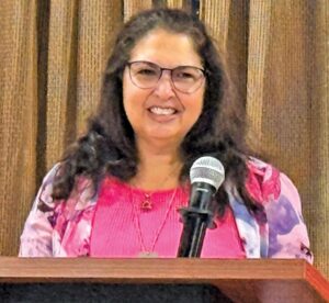 Laurie Reiskind speaks at a Sharsheret event.