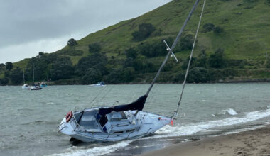 SunLive - Two yachts grounded at Mount Maunganui