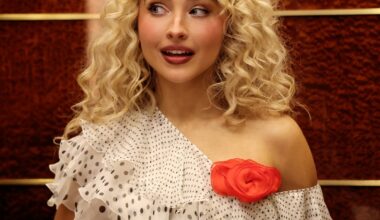 Sabrina Carpenter Channels Carrie Bradshaw in SNL Teaser