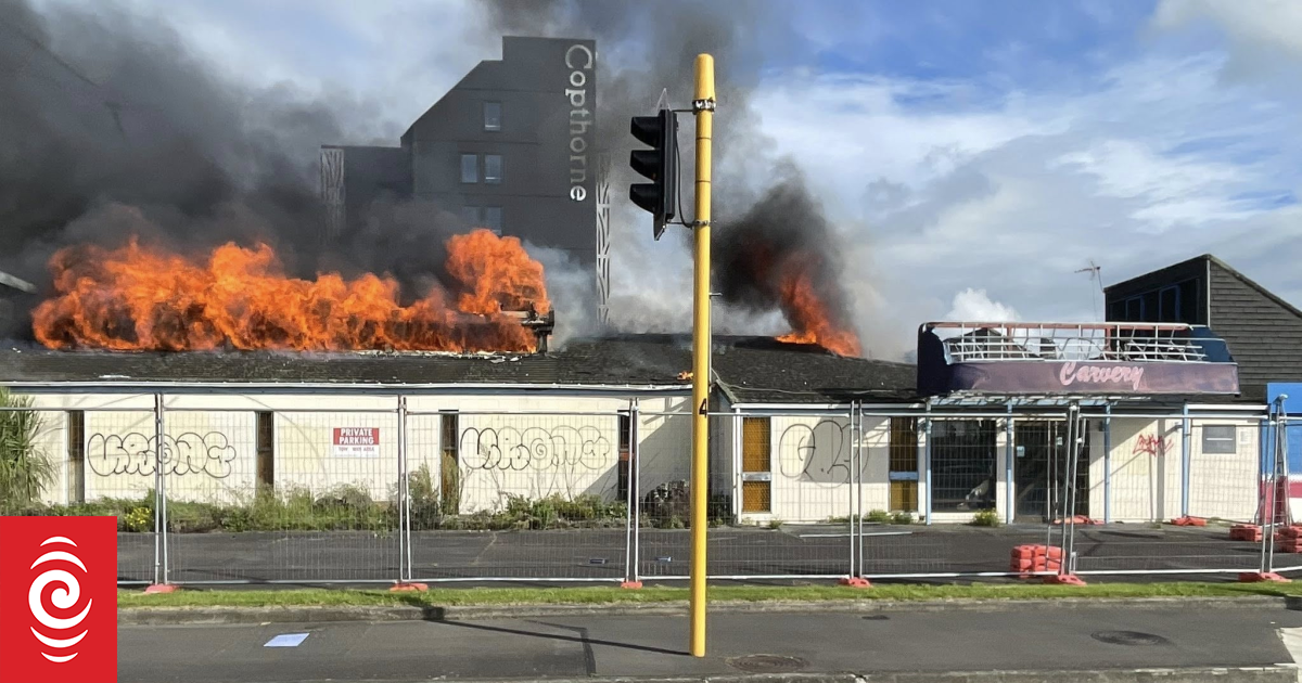 'Stay inside': Crews battle fire at old Palmerston North pub The Fitz
