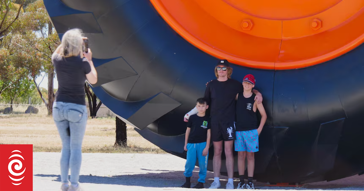 'Bonkers': Tourists flock to world's biggest tractor in Western Australia town of Carnamah