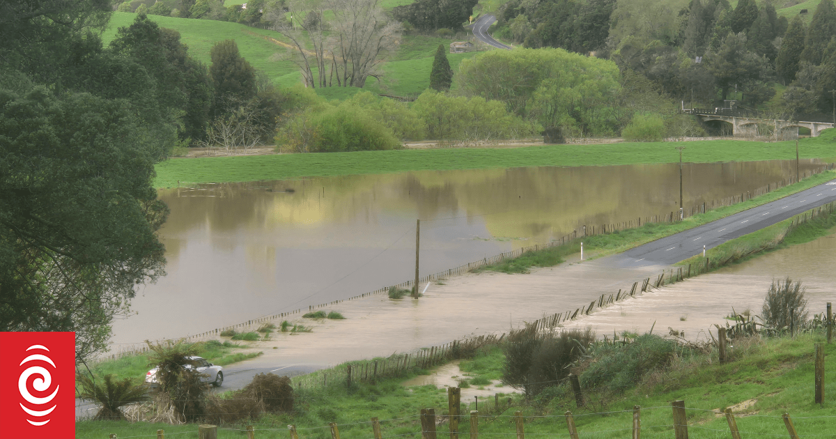 Pair trapped in floodwaters in central North Island rescued by locals in jetboat