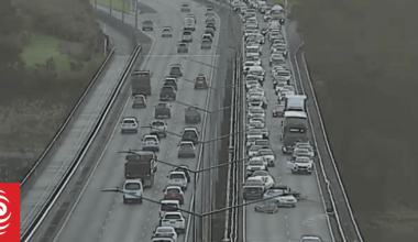 Digger falls off truck on Auckland's Upper Harbour Motorway