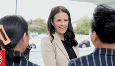 Hundreds of principals urge minister to halt 'rushed' rollout of new curriculum