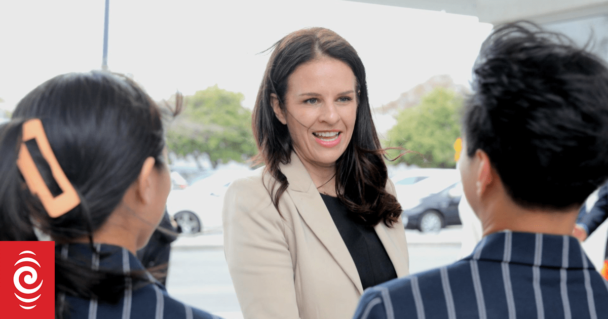 Hundreds of principals urge minister to halt 'rushed' rollout of new curriculum