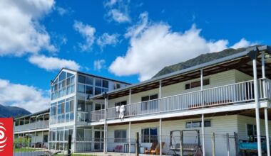 Secretary for Education warns Gloriavale Christian School it may lose registration as private school