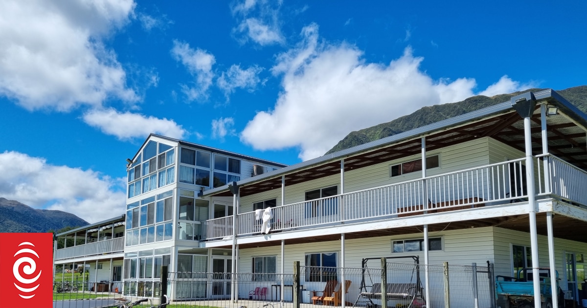 Secretary for Education warns Gloriavale Christian School it may lose registration as private school