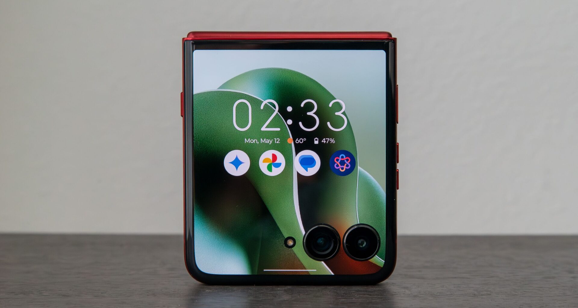 Just in time for spooky season, get up to $400 OFF this powerful Motorola flip phone at Best Buy