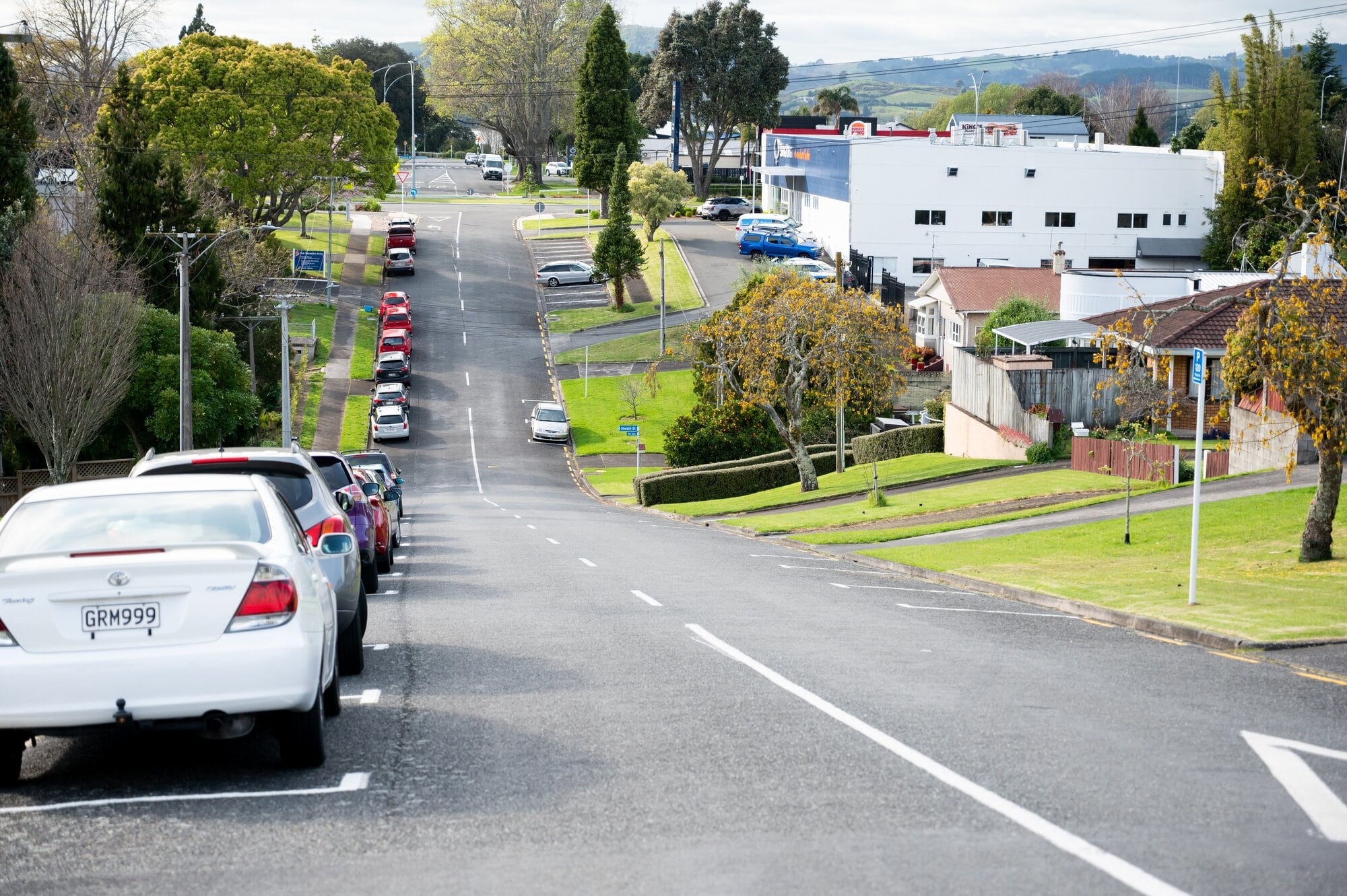 The two-hour time limited side of Tauranga's Fifth Ave is mostly free of cars. Photo / Brydie Thompson