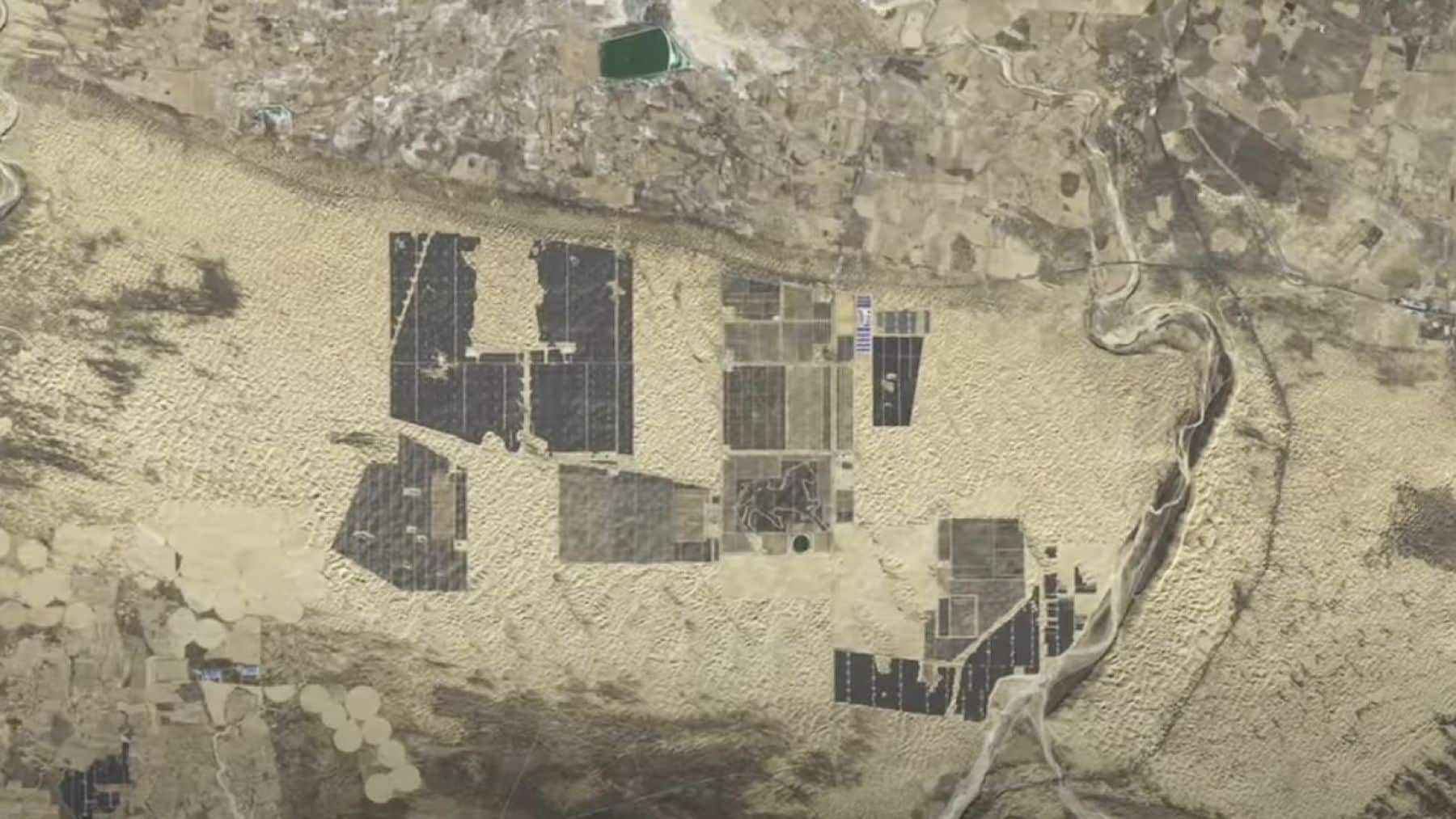 China's floating solar panels on desert lake