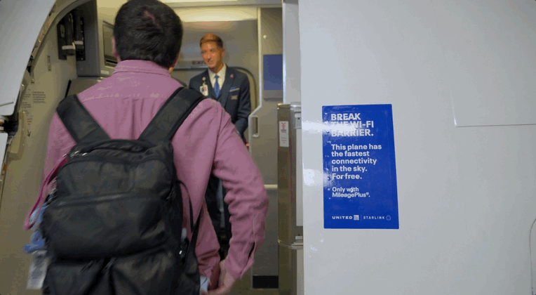 Walking on United Airlines Boeing 737-800 with Starlink