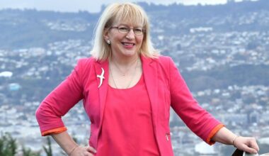 Barker claims Dunedin mayoralty by close margin