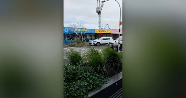 SUV rams getaway car after burglary at North Shore pawnshop