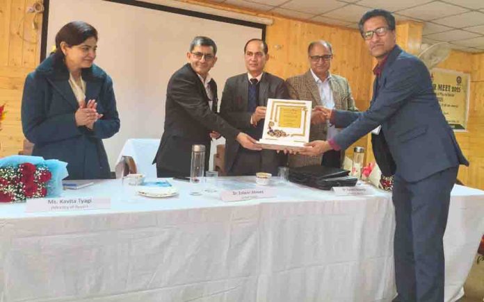 Director, CSIR-IIIM, Jammu presenting Award to an entrepreneur at the Buer-Seller Meet