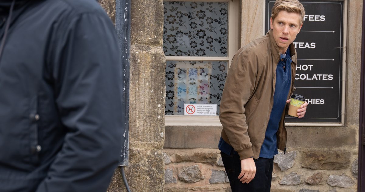 5 Emmerdale spoilers next week: Aaron catches Robert kissing Kev