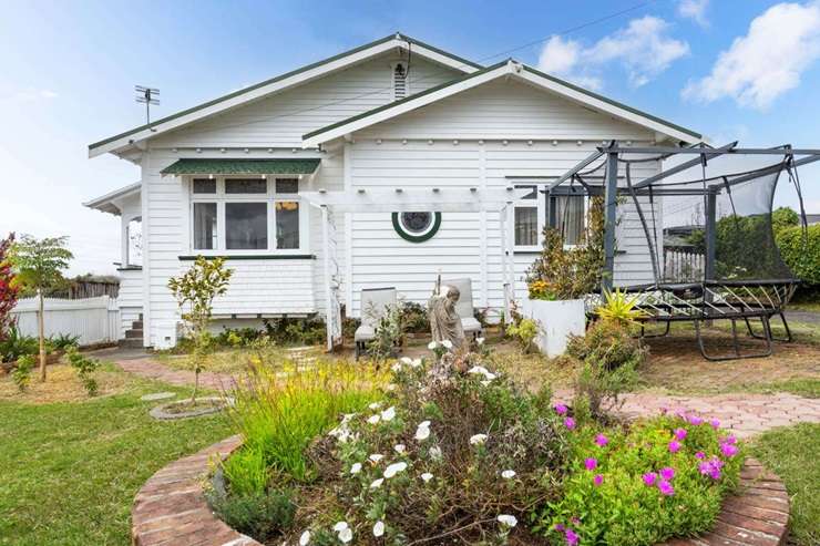 Vendors Erin and Christian Jensen with Love It Or List It hosts Paul Glover and Alex Walls. Walls transformed their three-bedroom bungalow on Koromiko Street, in Auckland's New Lynn. Photo / TVNZ