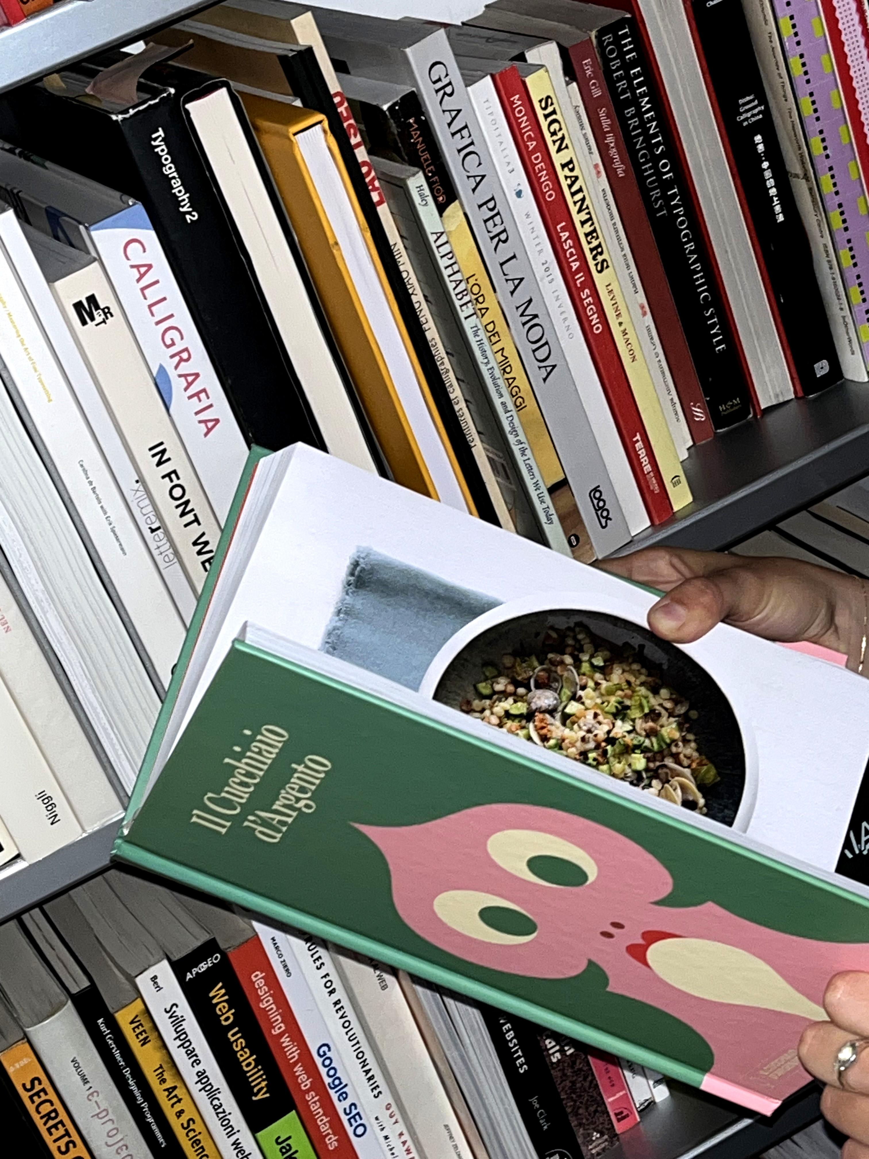 Cucchiaio d'Argento book with cover by Olimpia Zagnoli