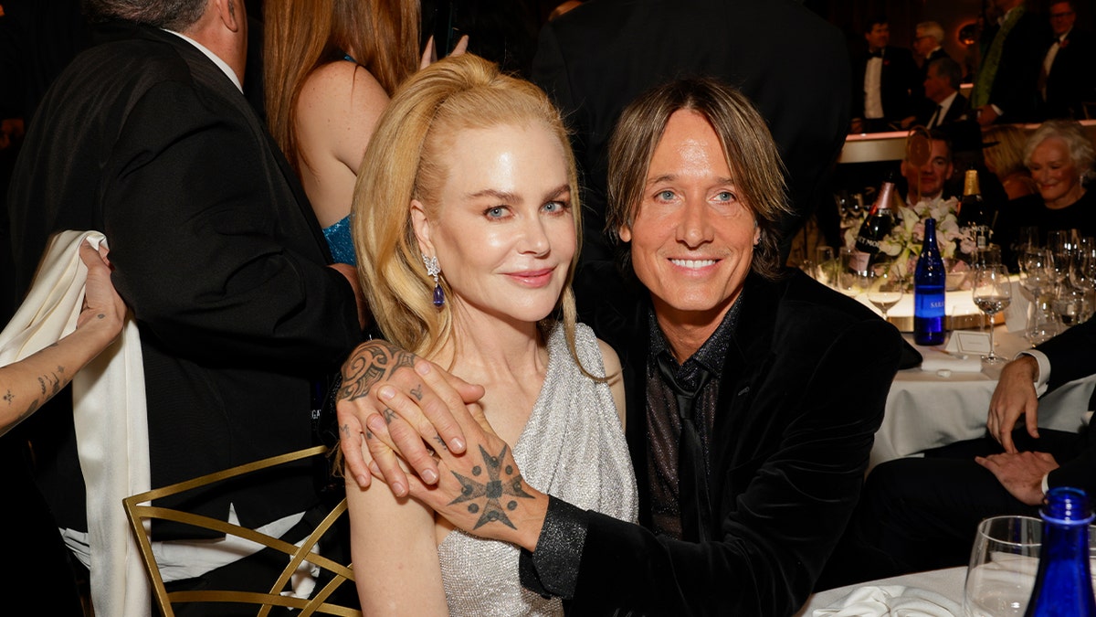 Nicole Kidman, Keith Urban smile at awards show